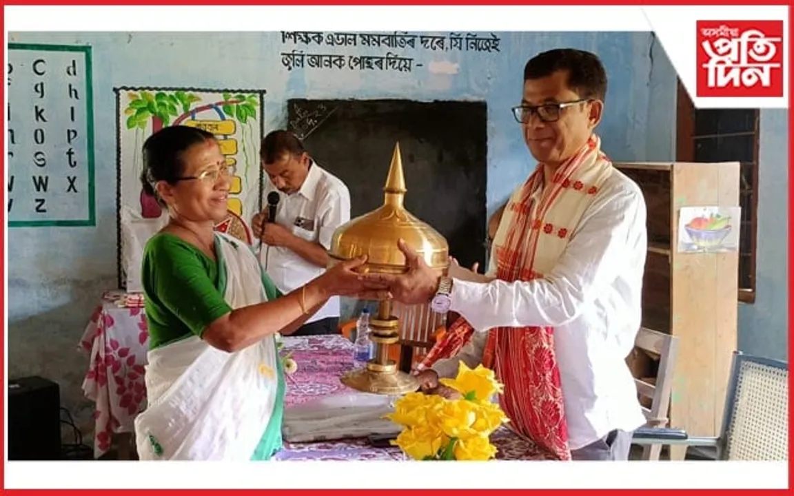 বৰমপুৰ- মনহা মণ্ডল সমল কেন্দ্ৰৰ প্ৰাক্তন সমন্বয়ক দীপক কুমাৰ মেধিক সম্বৰ্ধনা