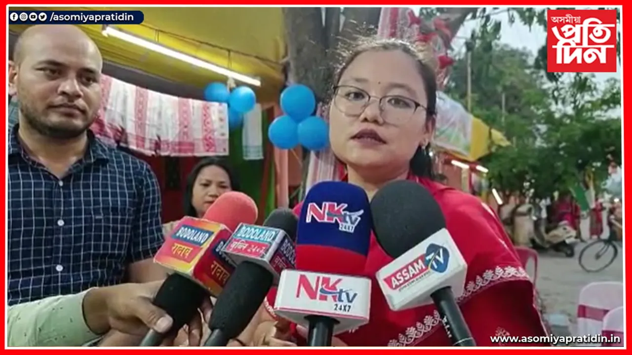 অসমীয়া শিপিনীয়ে তাঁতশালত বোৱা গামোচাৰে ভৰিল মুছলপুৰৰ ব'হাগী মেলা...