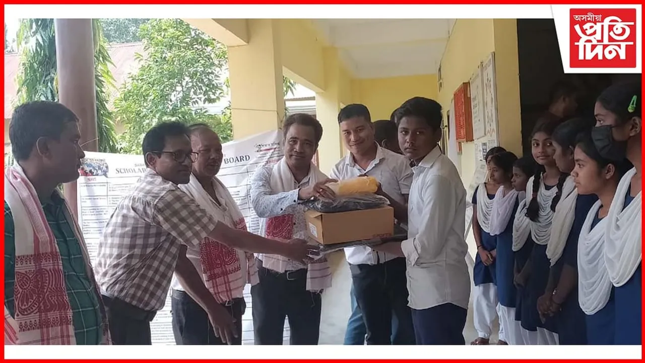 অনুসূচীত জাতি উন্নয়ন ব'ৰ্ড নগাঁৱৰ উদ্যোগত ছাত্ৰ-ছাত্ৰীৰ মাজত খেলৰ সামগ্ৰী বিতৰণ