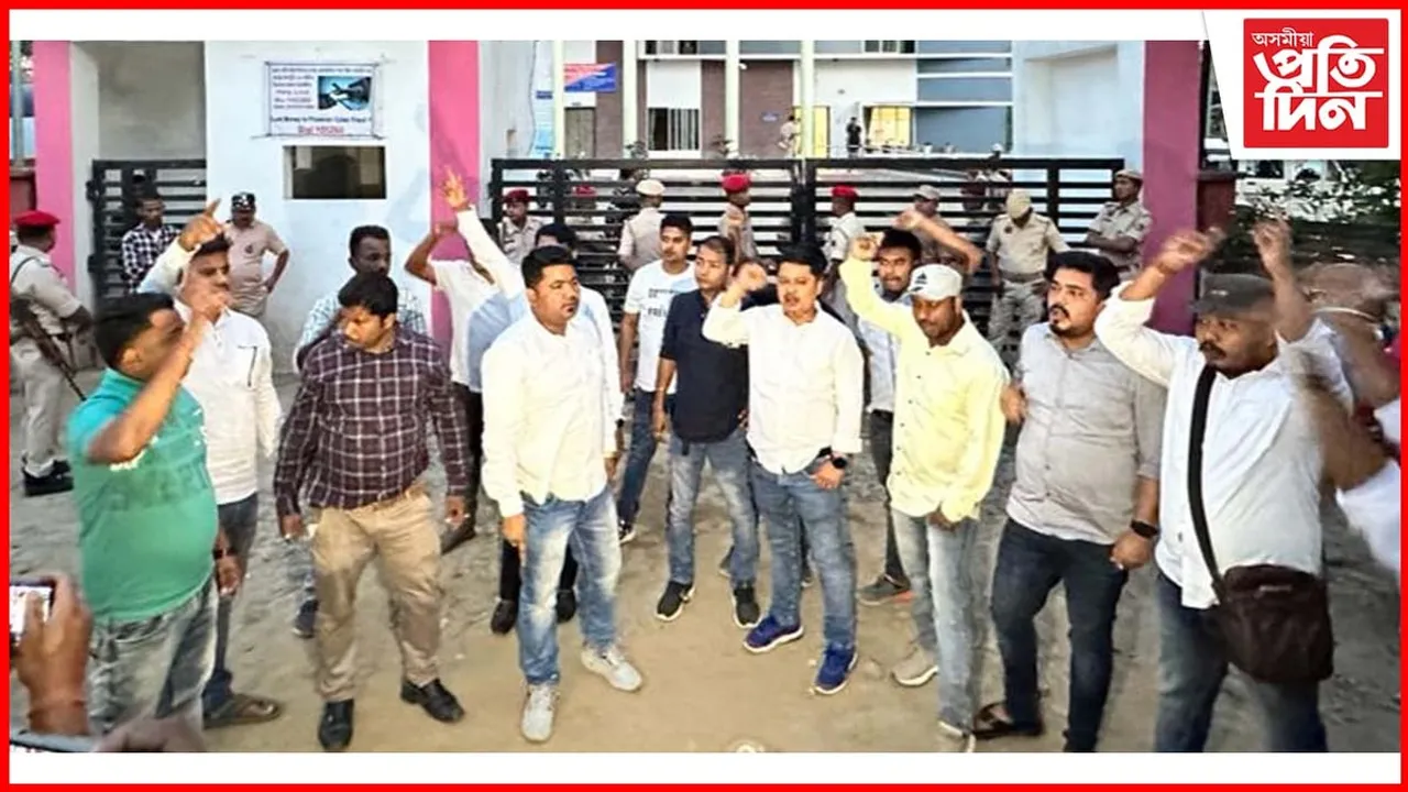 ঠিকাদাৰ নিৰ্মল ম'ৰেক গ্ৰেপ্তাৰঃ থানাৰ সন্মুখত দল-সংগঠনৰ উত্তাল প্ৰতিবাদ