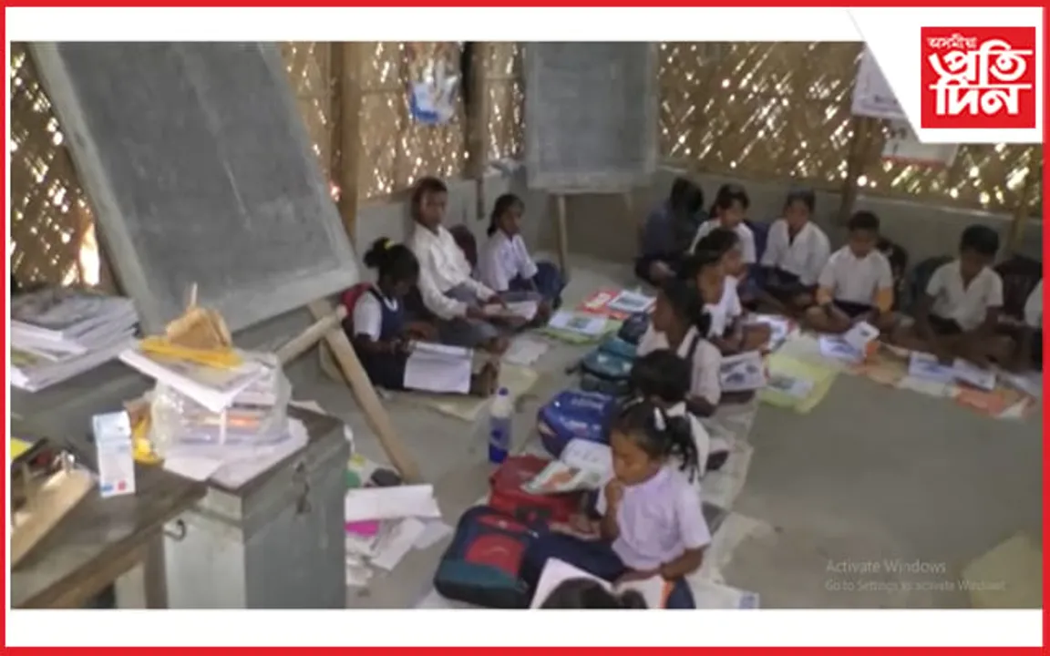 শিক্ষা বিভাগৰ প্ৰকৃত স্বৰূপ : গহপুৰত মজিয়াত বস্তা পাৰি আদিপাঠ গ্ৰহণ অৰ্ধশতাধিক শীক্ষাৰ্থীৰ...