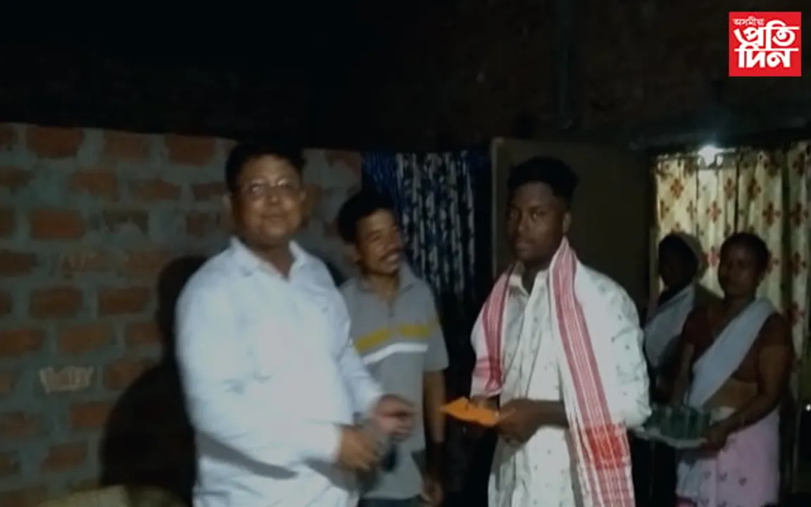 উচ্চতৰ মাধ্যমিকৰ চূড়ান্ত পৰীক্ষাত সফলতাৰে উত্তীৰ্ণ কপহুৱাৰ এটি দৰিদ্ৰ পৰিয়ালৰ সন্তান...