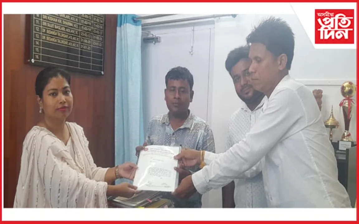 তামুলপুৰত বান পৰিস্থিতি পৰিদৰ্শন কৰি মহকুমাধিপতিক স্মাৰক আছুৰ...