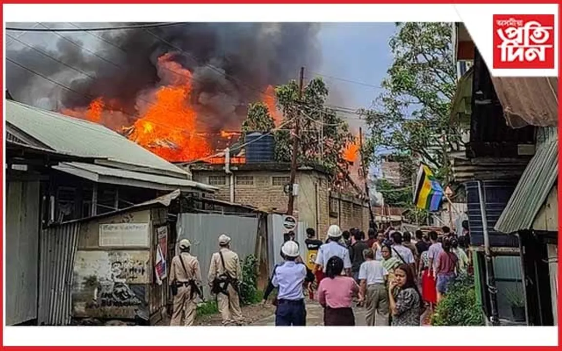অশান্ত মণিপুৰঃ কাৰ্ফিউৰ মাজতে সহস্ৰাধিক লোকে জ্বলালে মন্ত্ৰীৰ বাসগৃহ...