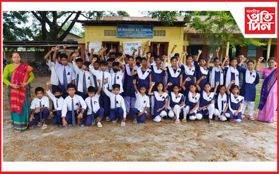 ইংৰাজী ভাষাত গণিত, বিজ্ঞানৰ পাঠদানৰ বিৰোধিতাৰে ক'লা বেজ পৰিধান কৰি প্ৰতিবাদ... 