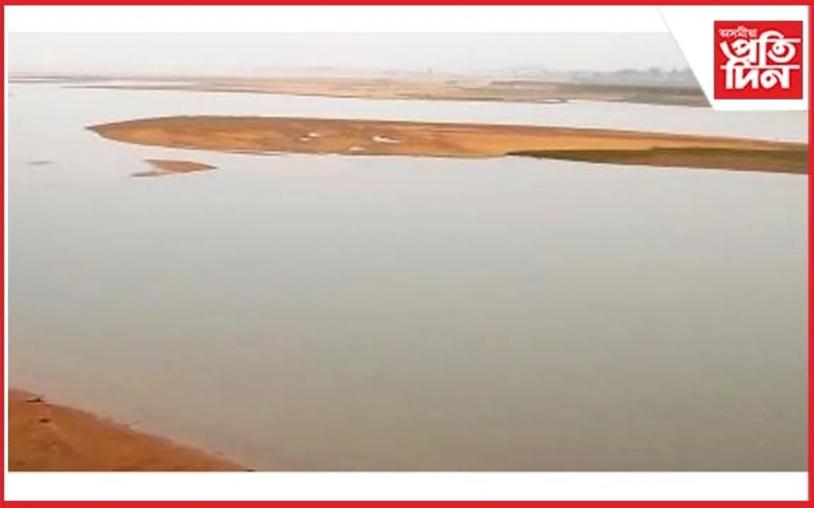 মাকৰ সন্মুখতে ঘঁৰিয়ালে টানি নিলে পুত্ৰক
