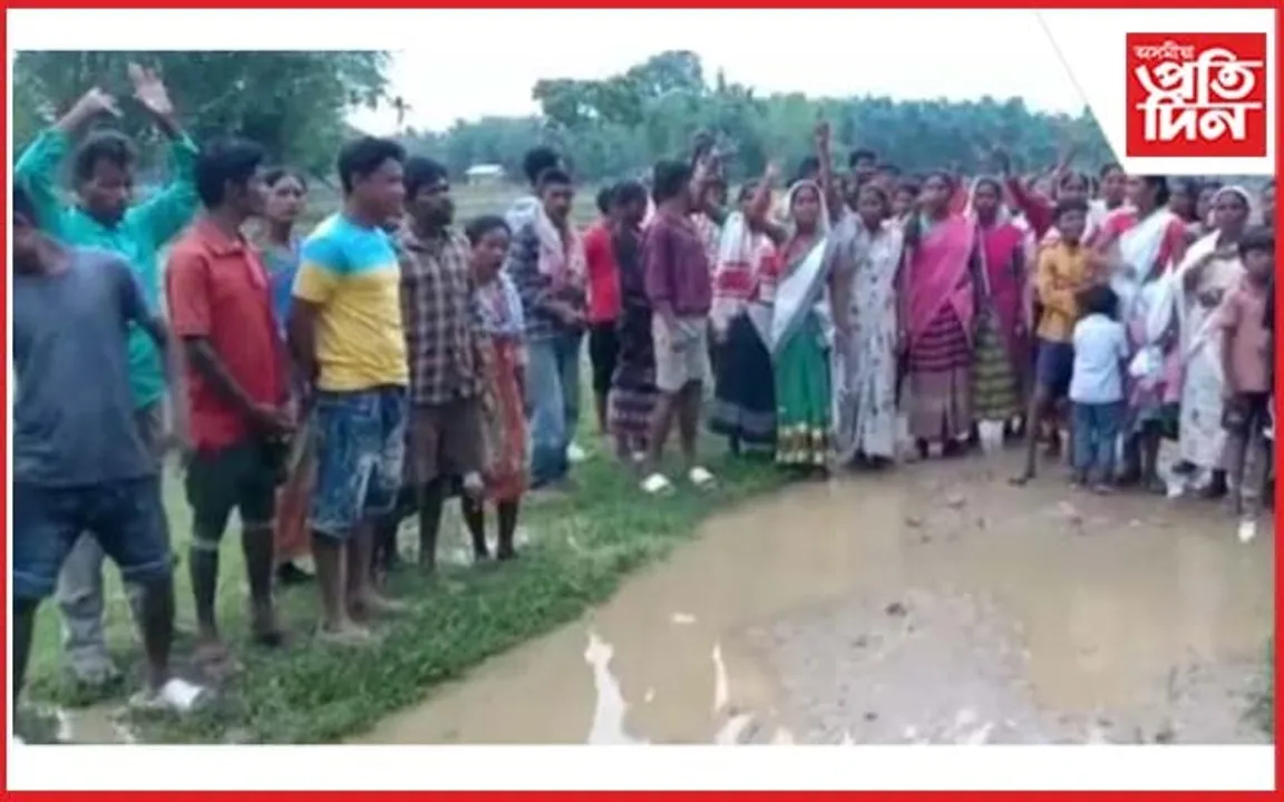 বাট-পথ নিৰ্মাণ আৰু খোৱা পানী বিচাৰি অতুল বৰাৰ সমষ্টিত প্ৰতিবাদ ৰাইজৰ...
