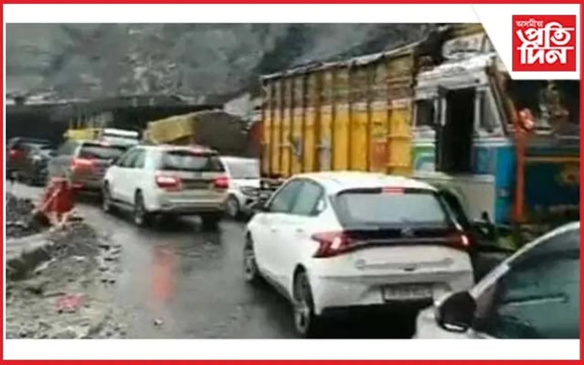 ভূমিস্খলনঃ পথতেই আবদ্ধ শ শ যাত্ৰী...
