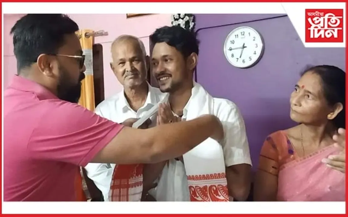 ভাৰতীয় লোকসেৱা আয়োগৰ পৰীক্ষাত দ্বিতীয় স্থান লাভ কৰা বিদ্যাসাগৰ তালুকদাৰক সম্বৰ্ধনা