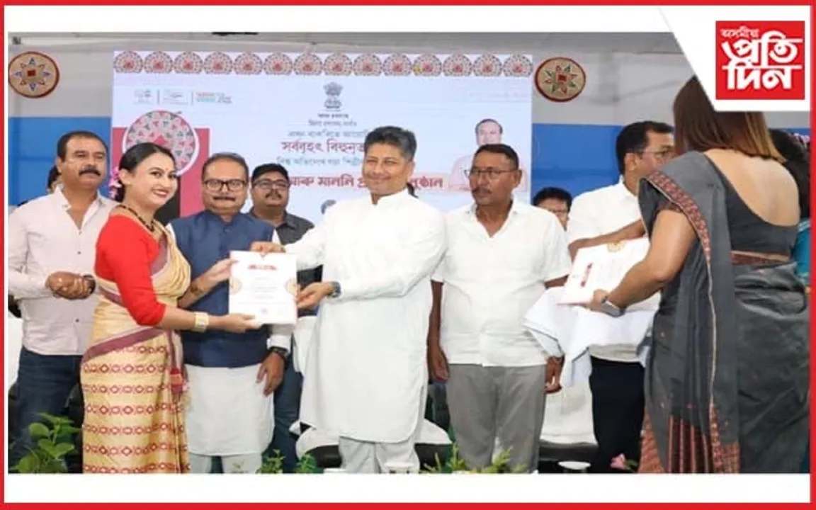 নগাঁৱৰ বিহুৱা-বিহুৱতীক মন্ত্ৰী পীযুষৰ মানপত্ৰ আৰু মাননি প্ৰদান... 