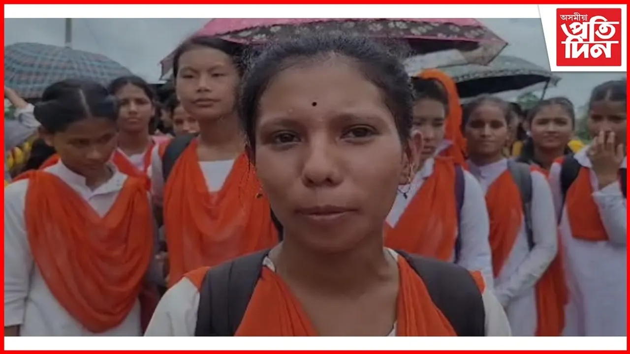 মৰণ ফান্দত পৰিণত মৰাণৰ এটা পথ, ৰাজপথলৈ ওলাই আহিল ছাত্ৰ-ছাত্ৰী...