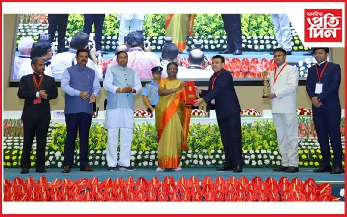 দেশৰ ৰাষ্ট্ৰপতিৰ পৰা 'ভূমি সন্মান' গ্ৰহণ কৰিলে দৰঙৰ উপায়ুক্তই...