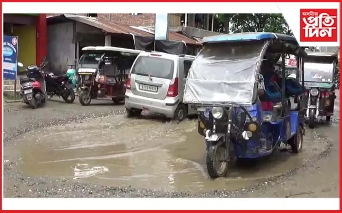 বৰহোলাৰ চাৰিআলি-নগাবাট সংযোগী পথৰ মাজত পুখুৰী !