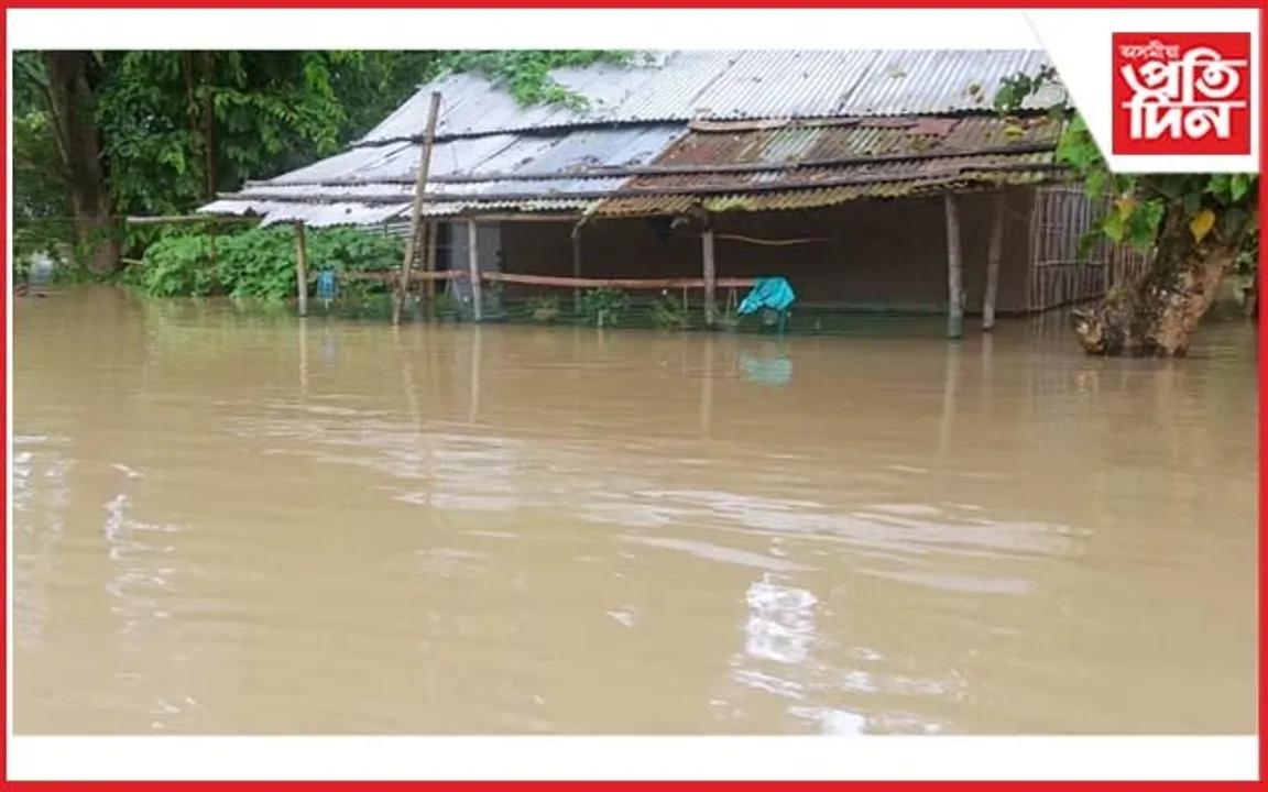 কালৰূপ ধাৰণ কৰি বিপদসীমাৰ ওপৰেৰে বৈছে দিখৌ নৈ : বিস্তীৰ্ণ অঞ্চল জলমগ্ন