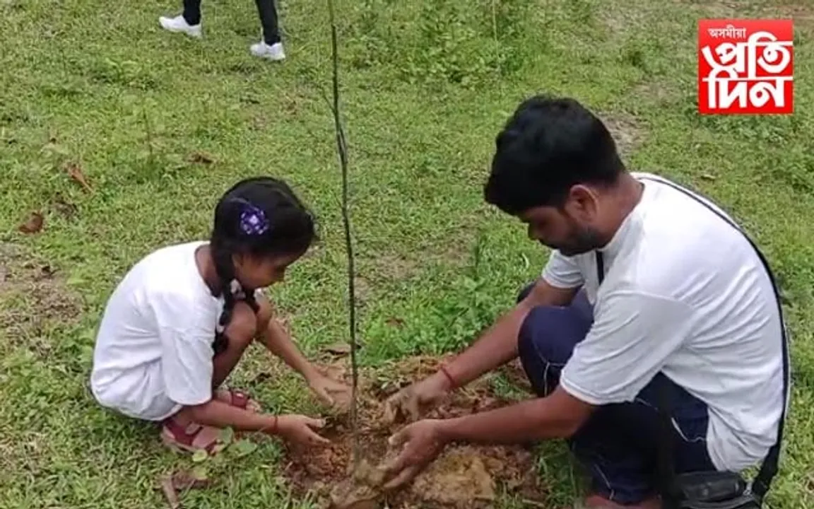 প্ৰকৃতি সুৰক্ষাত ব্ৰতী এগৰাকী কণমানি...