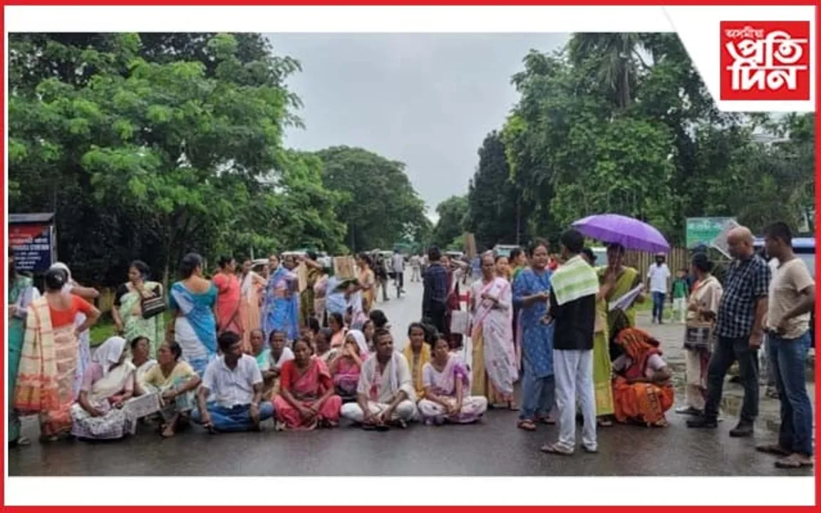 অতুল হত্যাকাণ্ডৰ ন্যায় বিচাৰি ঘিলামৰাত ৰাজপথ অৱৰোধ...