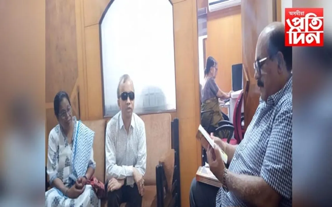 সাদিন গোষ্ঠীৰ কাৰ্যালয়ত কিশোৰ ভট্টাচাৰ্যই জয়ন্ত বৰুৱাক প্ৰদান কৰিলে "জীৱন অন্য জীৱন"