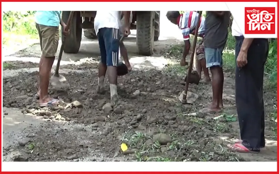 উন্নয়নৰ ফোপোলা স্বৰূপঃ হাতে হাতে কোৰ লৈ পথ মেৰামতিৰ বাবে ওলাই আহিল জনতা...