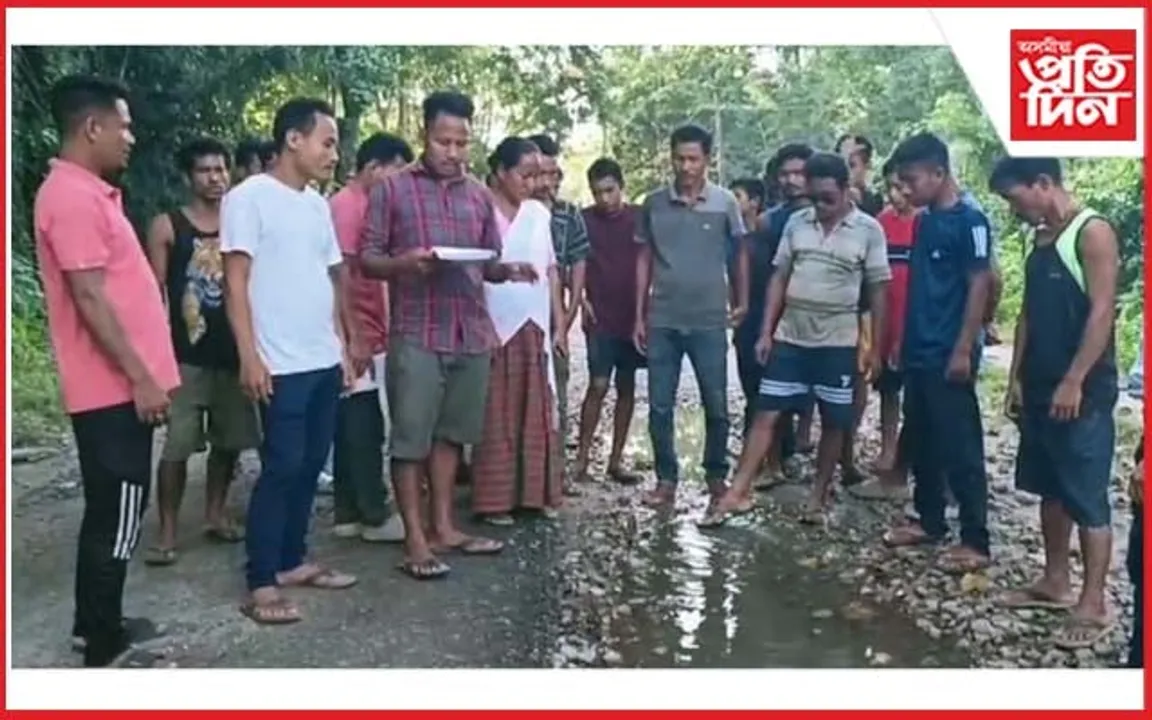 পথ নিৰ্মাণত গাফিলতি ! ঠিকাদাৰ ৰাজু চাহুৰ  ৭ কোটি টকীয়া পথৰ নমুনা দেখি ক্ষুব্ধ ৰাইজ