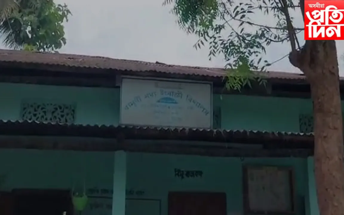  বিদ্যালয়তে প্ৰচণ্ড মাৰপিটত লিপ্ত শিক্ষক
