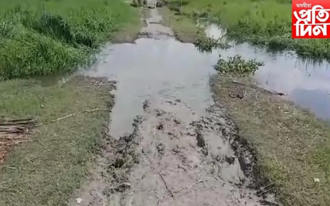 পঞ্চায়ত প্ৰতিনিধিৰ দুৰ্নীতি: লাখ টকীয়া পথৰ বিধ্বস্ত অৱস্থা...