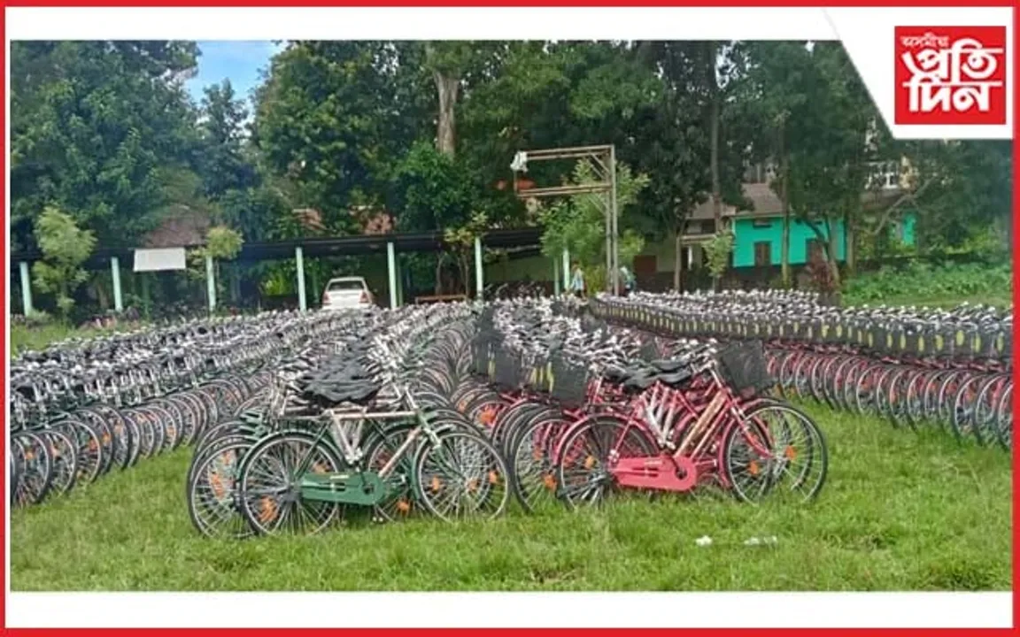 ৰ'দে-বৰষুণে,মুকলি আকাশৰ তলত নৱম শ্ৰেণীৰ ছাত্ৰী বাবে অনা চাইকেল