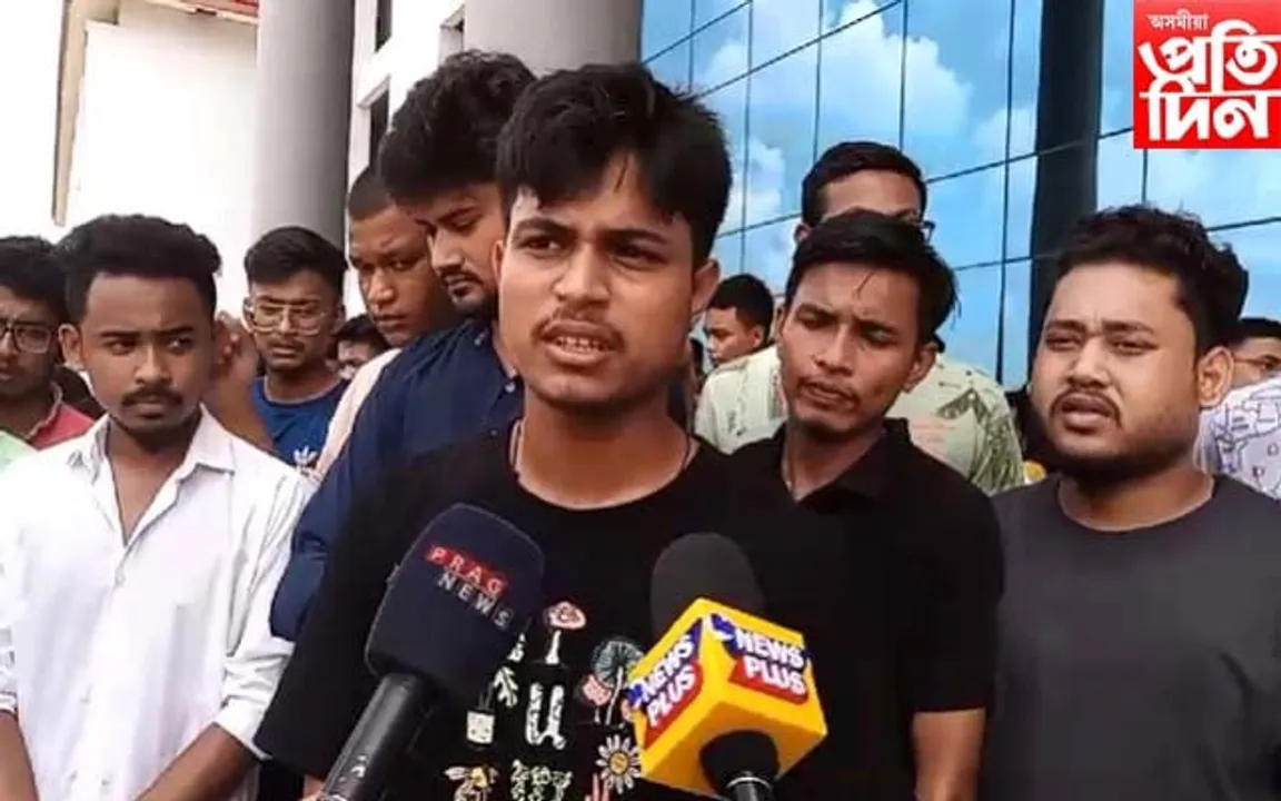 গোলাঘাট অভিযান্ত্ৰিক মহাবিদ্যালয়ৰ ছাত্ৰ-ছাত্ৰীৰ প্ৰতিবাদ