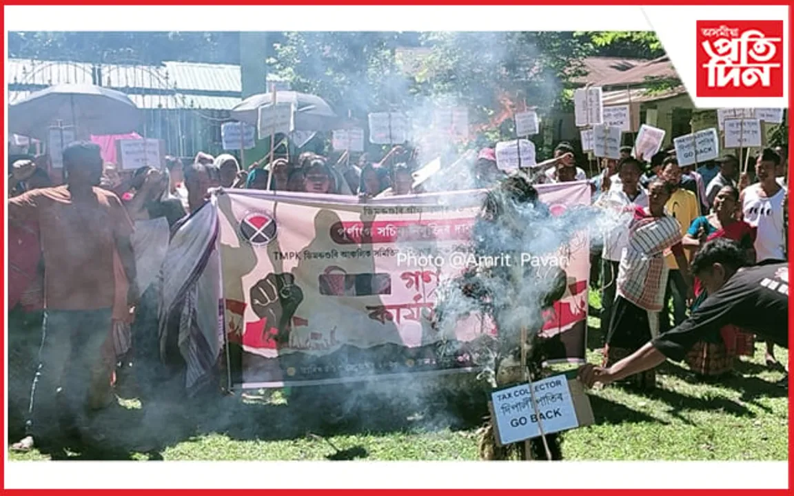দুৰ্নীতিগ্ৰস্ত পঞ্চায়ত সচিবক নিযুক্তিৰ প্ৰতিবাদত ৰাইজৰ ধৰ্ণা