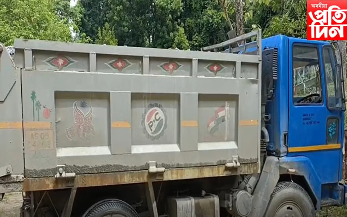 কাজিৰঙাত বন বিভাগৰ অভিযানত ডাম্পাৰ জব্দ 