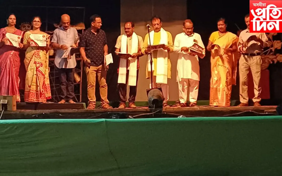বিহপুৰীয়াত অনুশীলন নাট সমাৰোহ ২০২৩ : মৃনাল দত্তক 'অনুশীলন সন্মান' বটাঁ প্ৰদান 