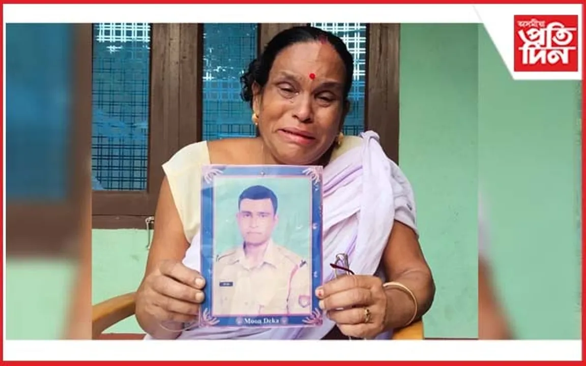 নিৰুদ্দিষ্ট আৰক্ষী পুত্ৰৰ ফটো বুকুত সাবটি মৃত্যুক আকোঁৱালি ল'লে মাতৃয়ে