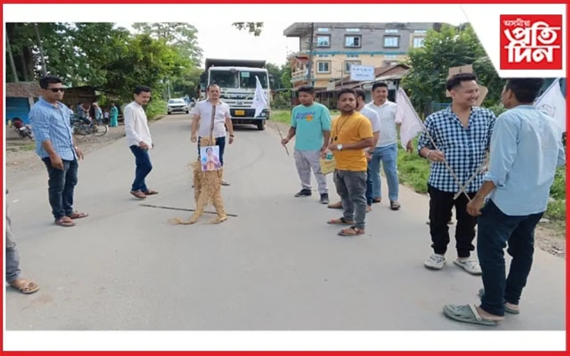 নামৰূপত শক্তি মন্ত্রীৰ প্ৰতিকৃতি দাহ