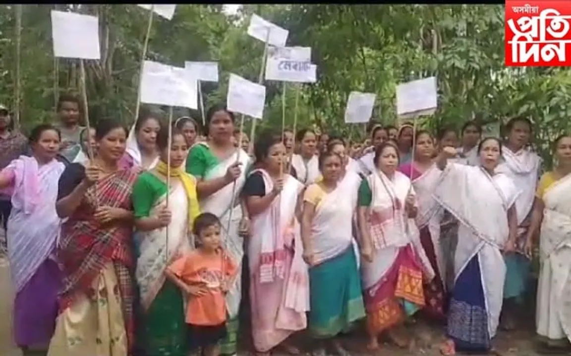 তিতাবৰত বিধ্বস্ত পথ মেৰামতিৰ দাবীত  তীব্ৰ প্ৰতিবাদ ক্ষুব্ধ ৰাইজৰ