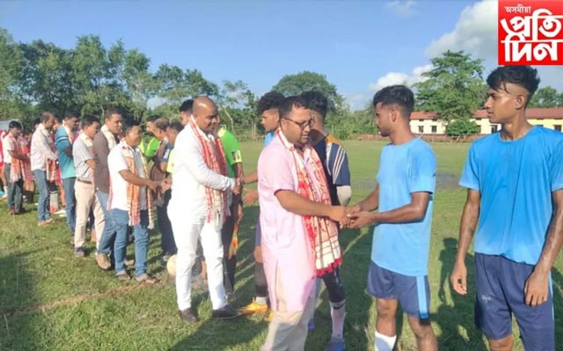 মুকালমুৱাৰ লোহাৰকাঠাত প্ৰাইজমানী ফুটবল প্ৰতিযোগিতা