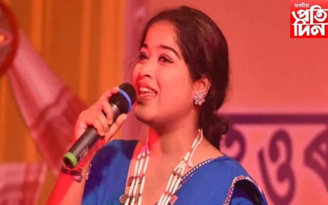 কণ্ঠশিল্পী সংস্কৃতা মালাকাৰলৈ অসম অনুসূচিত জাতি যুৱ প্ৰতিভা বঁটা