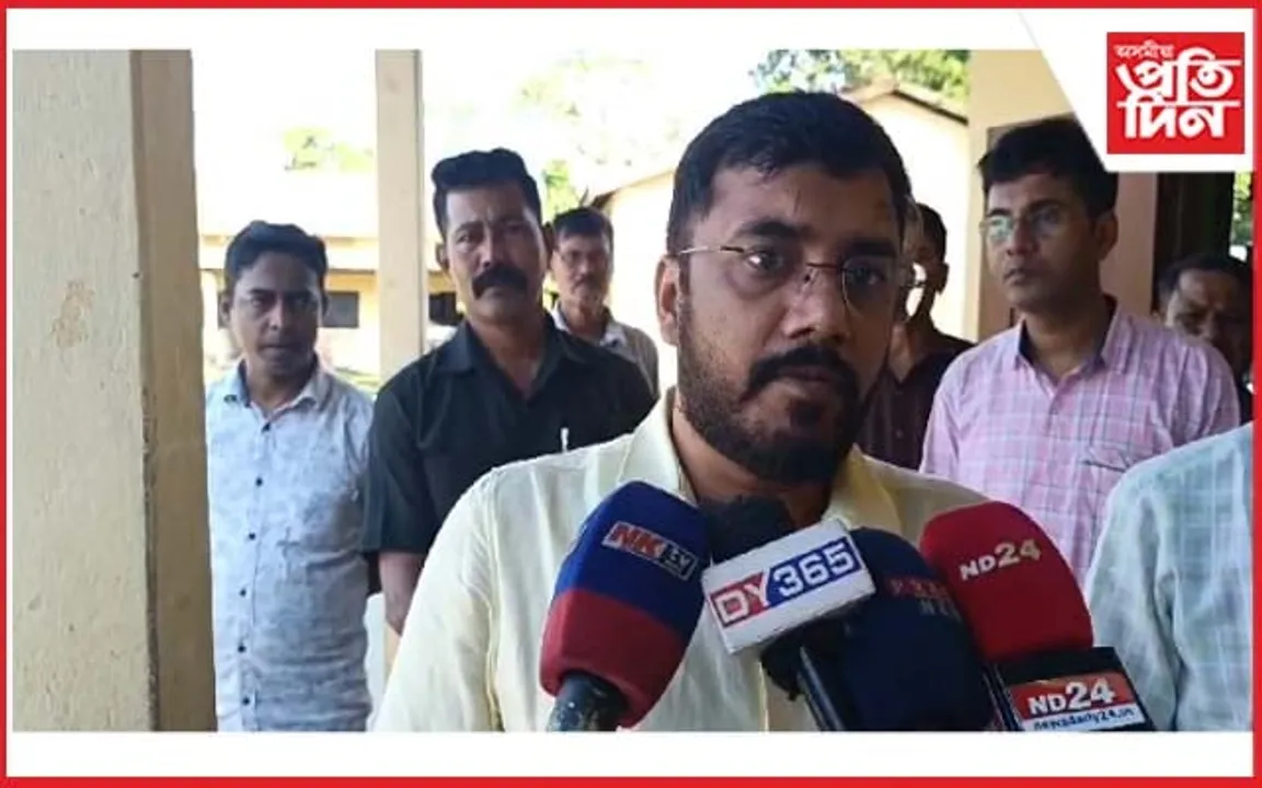 'প্ৰতিদিন' গোষ্ঠীৰ বাতৰিৰ প্ৰভাৱ : অধ্যক্ষৰ দুৰ্নীতিৰ তদন্তৰ বাবে বিদ্যালয়ত উপস্থিত জিলা আয়ুক্ত