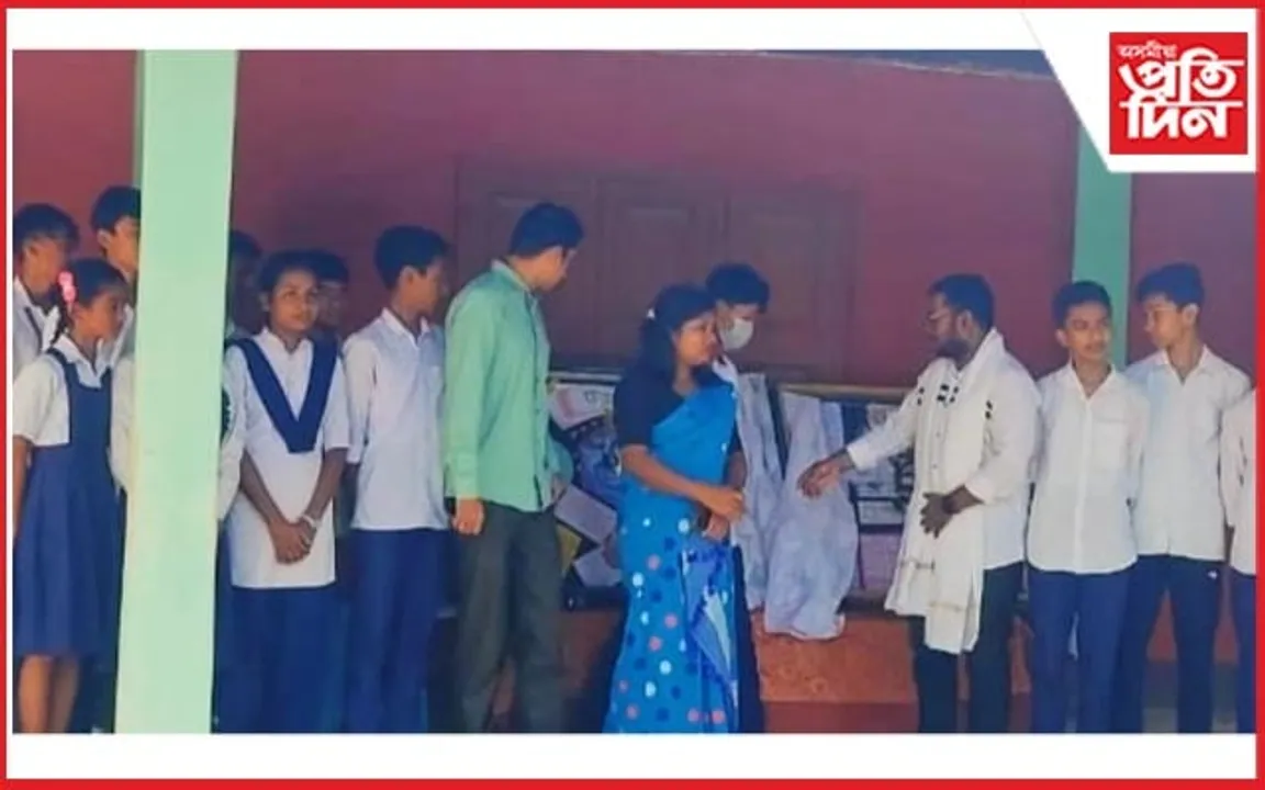 ঢকুৱাখনা উচ্চতৰ মাধ্যমিক বিদ্যালয়ত দুখন হাতেলিখা প্ৰাচীৰ প্ৰতিকা উন্মোচন...