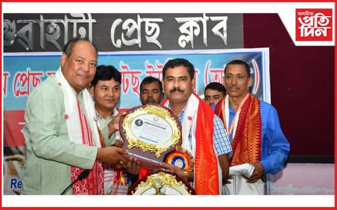 গুৱাহাটী প্ৰেছ ক্লাবত ৰাষ্ট্ৰীয় প্ৰেছ দিৱস পালন : অসমীয়া প্ৰতিদিনৰ জ্যেষ্ঠ সাংবাদিক ভবেন দত্তক সম্বৰ্ধনা জ্ঞাপন 