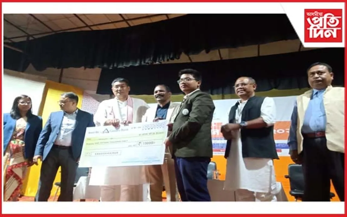 ধেমাজি ৰাজহুৱা প্ৰেক্ষাগৃহত ৫৬১ গৰাকী ছাত্ৰ-ছাত্ৰীক আনন্দৰাম বৰুৱা বঁটা প্ৰদান