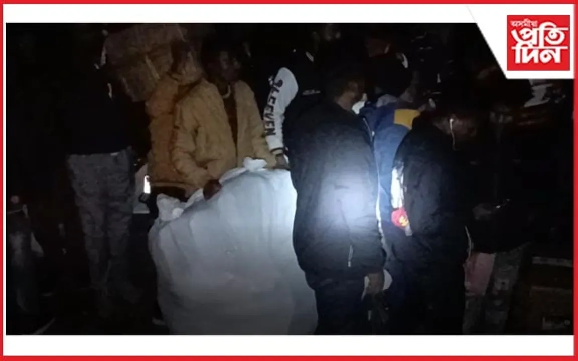ধুবুৰী-হাটশিঙিমাৰীত যাত্ৰীবাহী ফেৰীত সামগ্ৰী কঢ়িওৱাক লৈ উত্তেজনা...
