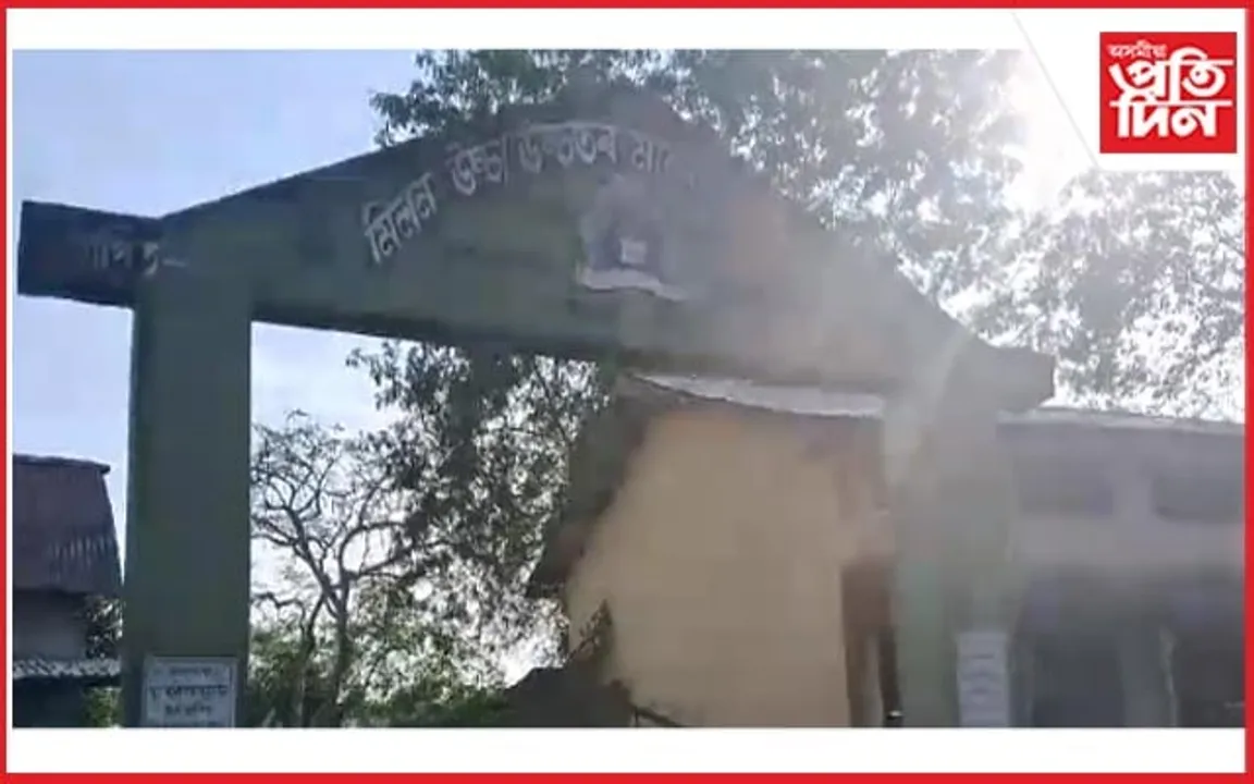 শ্ৰেণীকোঠাত অসংযত অৱস্থাত ছাত্ৰ-ছাত্ৰীৰ ভিডিঅ' ভাইৰেল : ঘটনাক গাপ দিয়াৰ চেষ্টা প্ৰধান শিক্ষকৰ