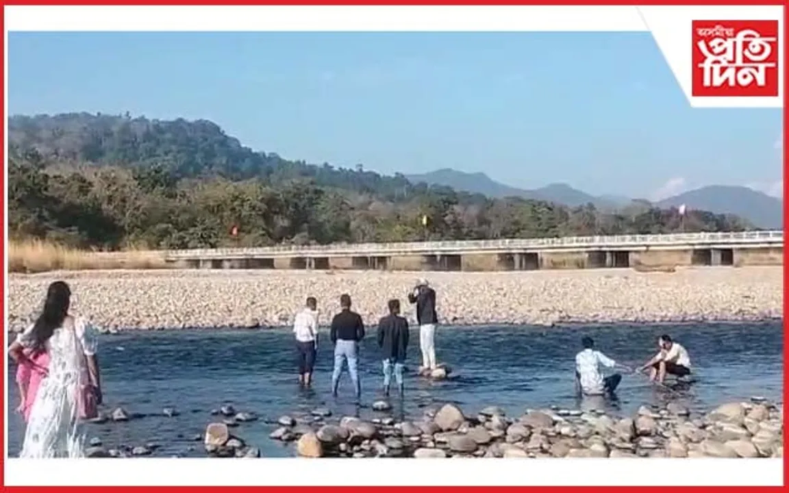 বৰদিকৰাই নদীৰ পাৰত হেজাৰ-হেজাৰ বনভোজপ্ৰেমীৰ ভিৰ