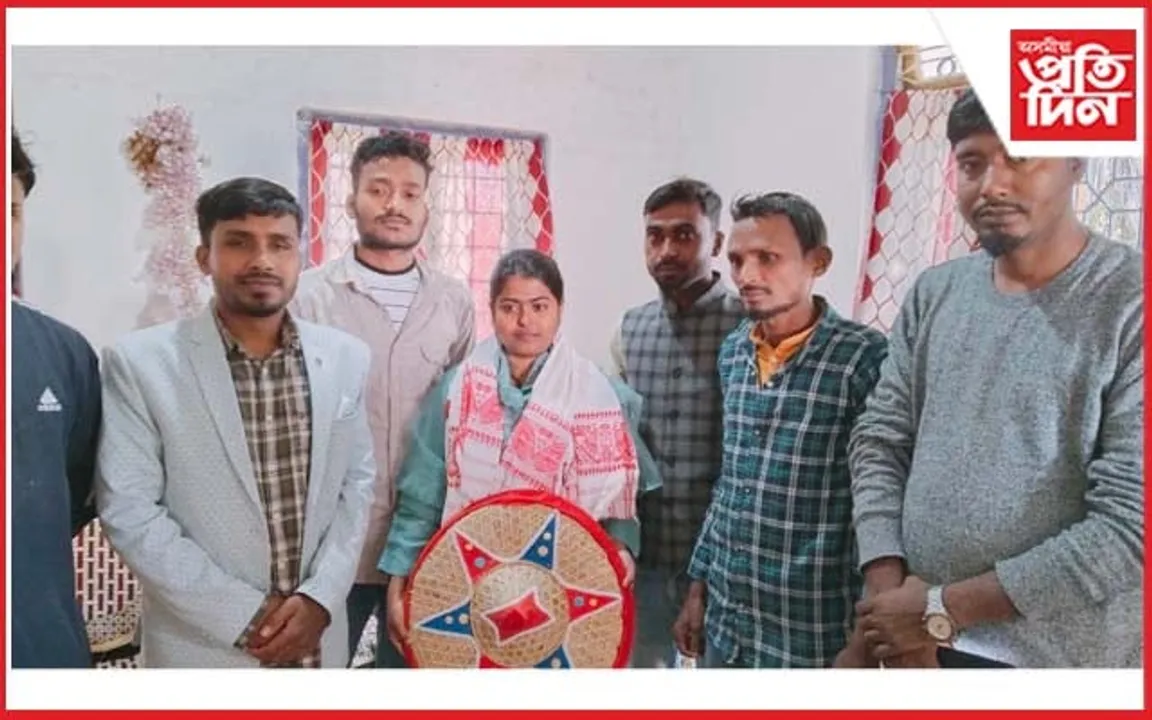 APSCত সফলতা অৰ্জন কৰা ৰৌচনা পাৰবিন আকন্দক আমছুৰ সম্বৰ্ধনা