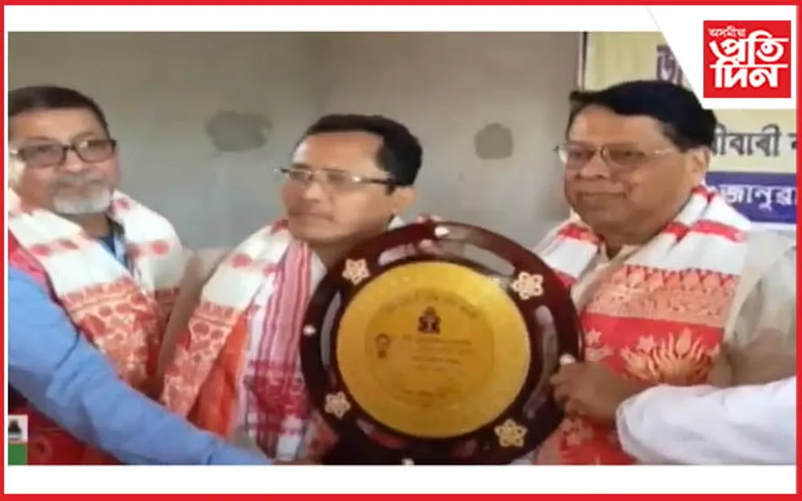 'অসমীয়া প্ৰতিদিন'ৰ কাৰ্যবাহী সম্পাদক ধৈৰ্য হাজৰিকাক অসম সাহিত্য সভাৰ 'অৰুণোদয় বঁটা' প্ৰদান...