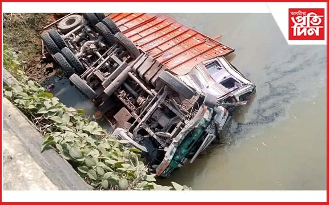নিয়ন্ত্ৰণ হেৰুৱাই দলঙৰ তলত পৰিল ট্ৰাক