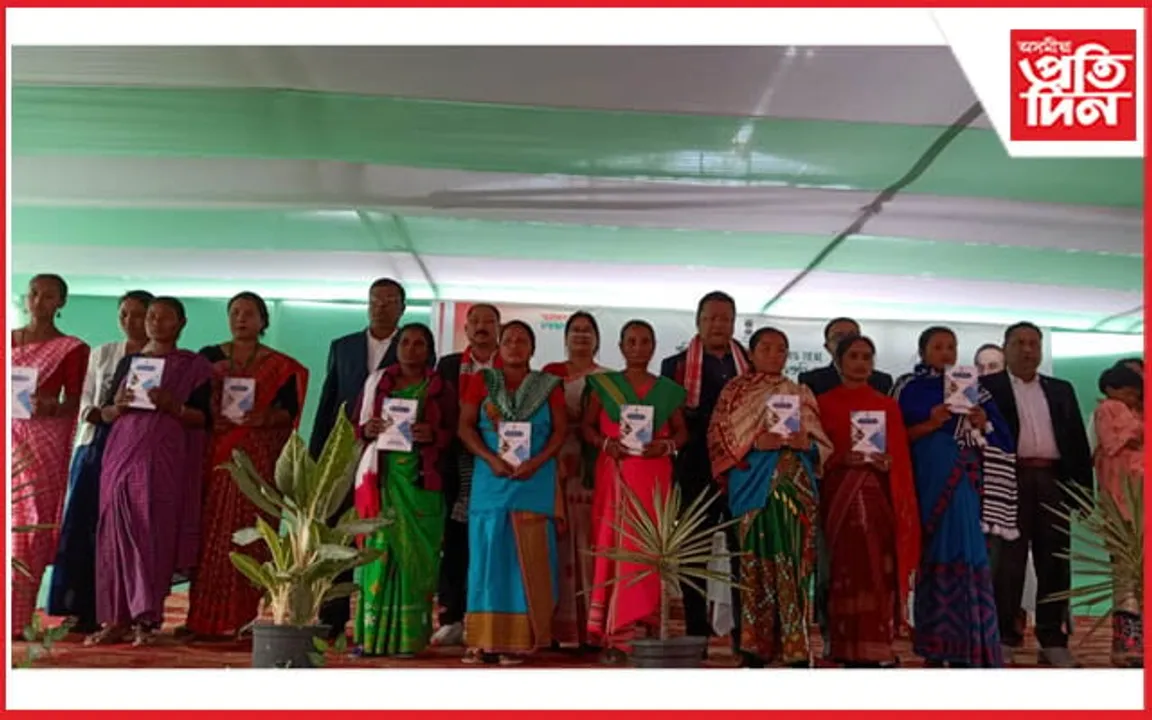 ধেমাজিত ২২,৩৮৫ গৰাকী নতুন হিতাধিকাৰীক ৰেচন কাৰ্ড বিতৰণ...