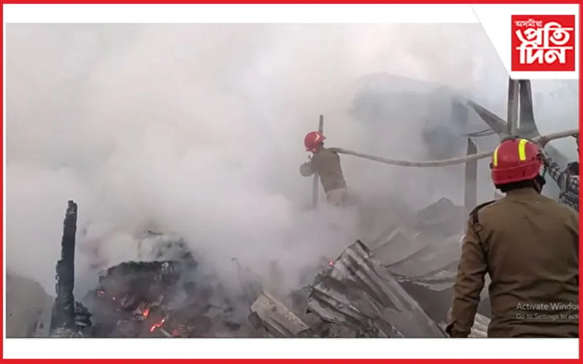 কীৰ্তনপাৰা বজাৰৰ ৩০ খনকৈ দোকান ভস্মীভূত...