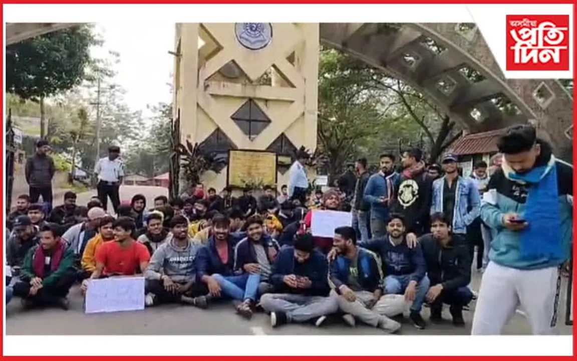 অসম বিশ্ববিদ্যালয়ত শিক্ষাৰ্থীৰ উত্তাল প্ৰতিবাদ...