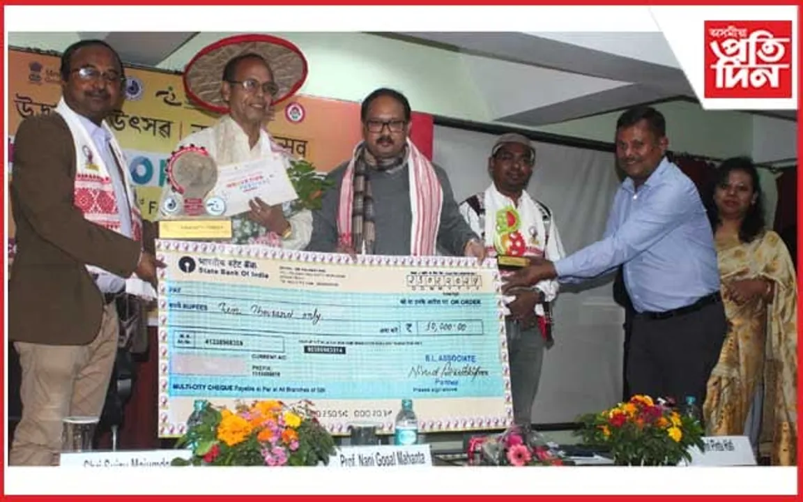 সতীশ চৌধাৰী লৈ এড়ী স্পিনিং মেচিনৰ বাবে ২০২৪ বৰ্ষৰ দীনানাথ পাণ্ডে স্মাৰ্ট ইনোভেচন বঁটা
