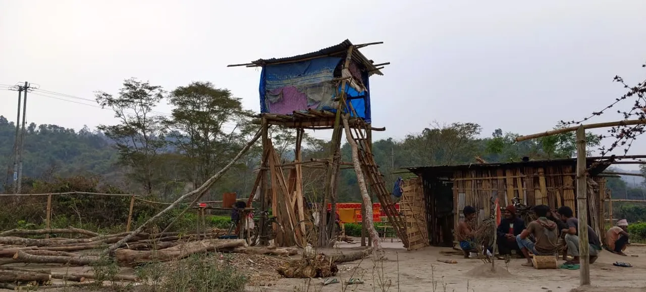 খবৰ নাই জনপ্ৰতিনিধিৰঃ নিশা হ'লেই বন্যহস্তীৰ বাবে টঙিঘৰত উঠিবলগীয়া কেইটামান আদিবাসী পৰিয়ালৰ কাহিনী... 